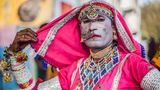 Eine Transgender-Frau tanzt in traditioneller Kleidung