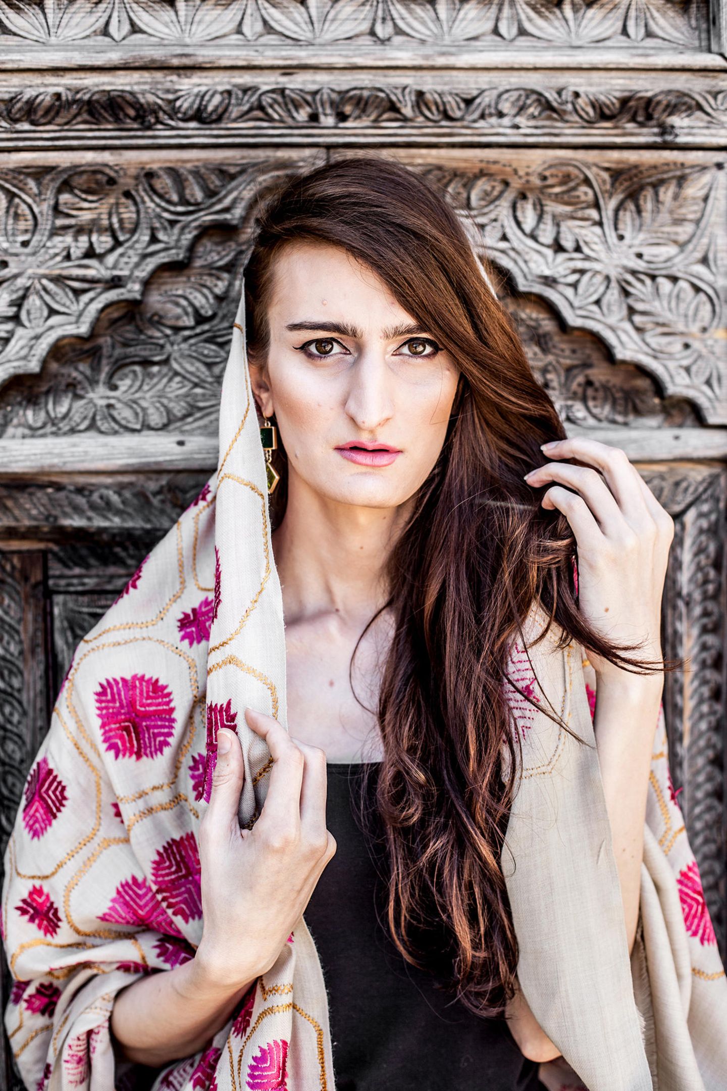 Transgender in Pakistan Eine Transgender-Frau sieht ernst in die Kamera