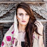 Eine Transgender-Frau sieht ernst in die Kamera