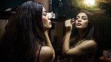Eine junge Transgender-Frau schminkt sich