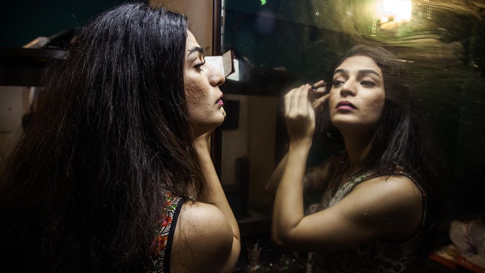 Eine junge Transgender-Frau schminkt sich