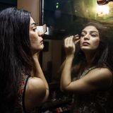 Eine junge Transgender-Frau schminkt sich