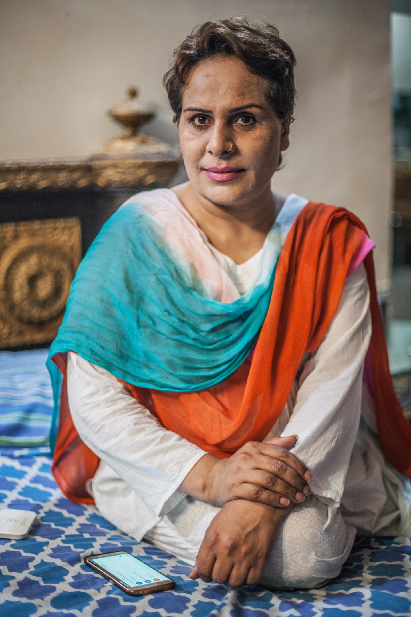 Transgender in Pakistan Eine ältere Transgender-Frau sitzt auf einem Bett
