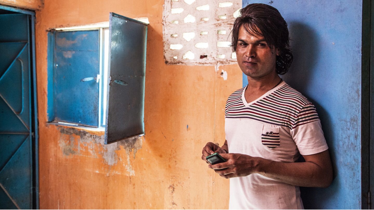 Transgender in Pakistan Eine Transgender-Frau in maskuliner Kleidung