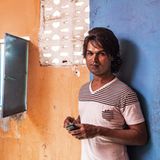 Eine Transgender-Frau in maskuliner Kleidung