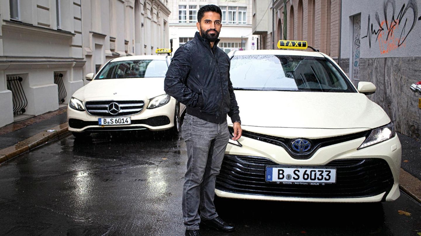 Wallat Jaleen vor seinen beiden Hybridautos
