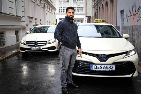 Wallat Jaleen vor seinen beiden Hybridautos