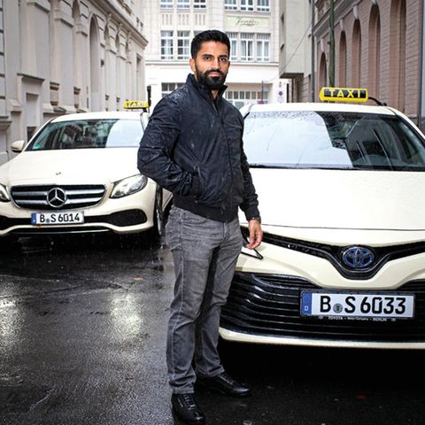 Wallat Jaleen vor seinen beiden Hybridautos