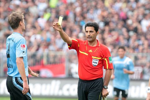Babak Rafati verwarnt Kai Bülow vom TSV 1860 München mit einer Gelben Karte