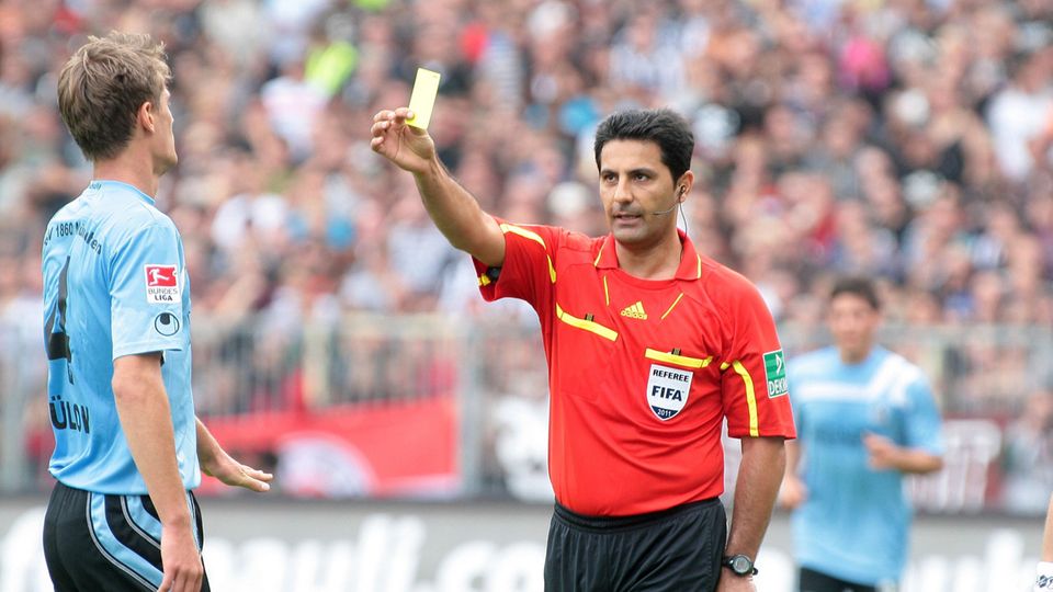 Babak Rafati verwarnt Kai Bülow vom TSV 1860 München mit einer Gelben Karte