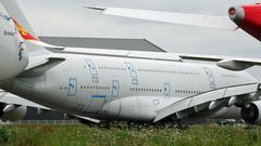 Versiegelte Türen: Bei diesen beiden Exemplare mit den Kennungen 9V-DPD und 9V-DPE hofft der Besitzer - ein deutscher Flugzeugfond - noch auf einen neuen Leasingnehmer.