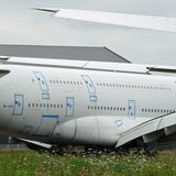 Versiegelte Türen: Bei diesen beiden Exemplare mit den Kennungen 9V-DPD und 9V-DPE hofft der Besitzer - ein deutscher Flugzeugfond - noch auf einen neuen Leasingnehmer.