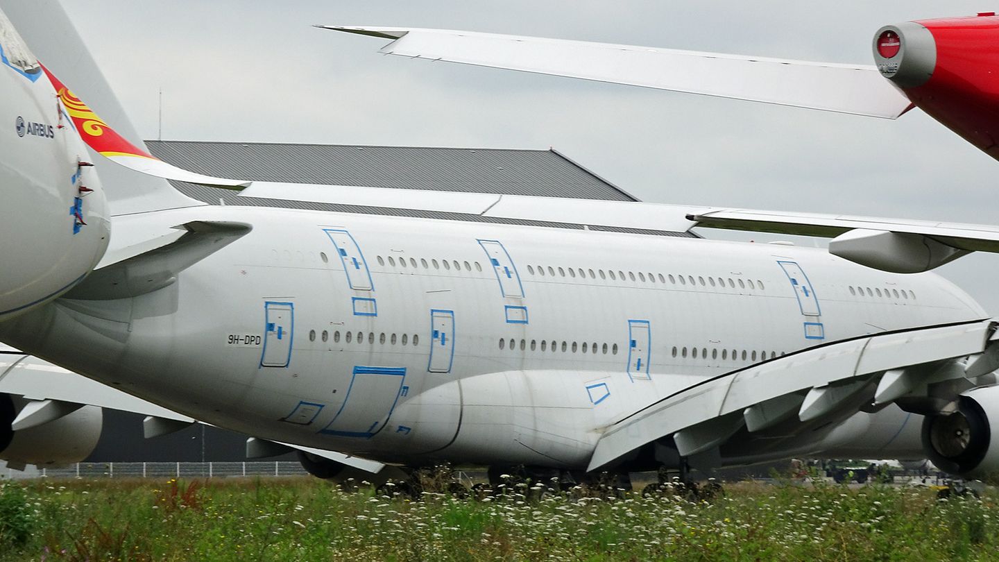 Versiegelte Türen: Bei diesen beiden Exemplare mit den Kennungen 9V-DPD und 9V-DPE hofft der Besitzer - ein deutscher Flugzeugfond - noch auf einen neuen Leasingnehmer.