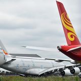 Bei beiden Maschinen sind die Triebwerksgondeln leer, weil deren Vermietung monatlich Einnahmen von rund 480.000 US-Dollar pro Flugzeug generieren.