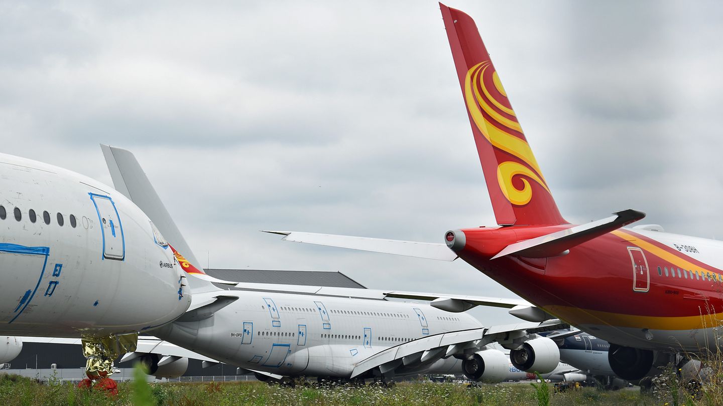 Bei beiden Maschinen sind die Triebwerksgondeln leer, weil deren Vermietung monatlich Einnahmen von rund 480.000 US-Dollar pro Flugzeug generieren.