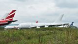 Auf der Ostseite des Aéroport International Tarbes-Lourdes-Pyrénées stehen zwei weitere Airbus A380, die zu den ersten Exemplaren in der Flotte von Singapore Airlines gehörten und nun ausrangiert wurden.