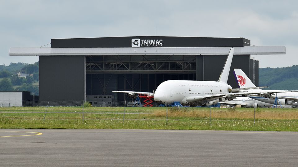 Follow Me: Bild 1 der Fotostrecke zum Klicken: Selbst die Triebwerksgondeln sind bereits demontiert: Ein Airbus A380, der zehn Jahre für Singapore Airlines im Einsatz war, wird am Rande des Flughafens von Lourdes-Tarbes in Südfrankreich in seine Einzelteile zerlegt. Bild 1 der Fotostrecke zum Klicken: Selbst die Triebwerksgondeln sind bereits demontiert: Ein Airbus A380, der zehn Jahre für Singapore Airlines im Einsatz war, wird am Rande des Flughafens von Lourdes-Tarbes in Südfrankreich in seine Einzelteile zerlegt.