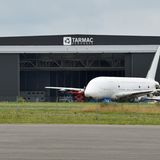 Bild 1 der Fotostrecke zum Klicken: Selbst die Triebwerksgondeln sind bereits demontiert: Ein Airbus A380, der zehn Jahre für Singapore Airlines im Einsatz war, wird am Rande des Flughafens von Lourdes-Tarbes in Südfrankreich in seine Einzelteile zerlegt.