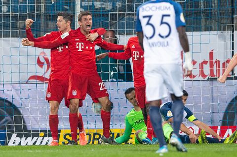 Thomas Müller jubelt mit Robert Lewandowski über seinen späten Siegtreffer gegen Bochum
