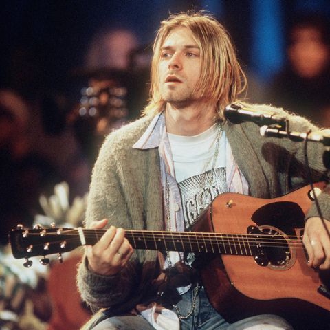 Kurt Cobain singt und spielt auf einer akustischen Gitarre bei MTV Unplugged