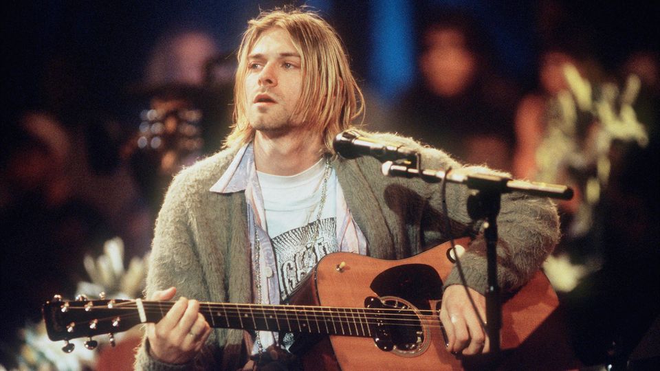 Kurt Cobain singt und spielt auf einer akustischen Gitarre bei MTV Unplugged