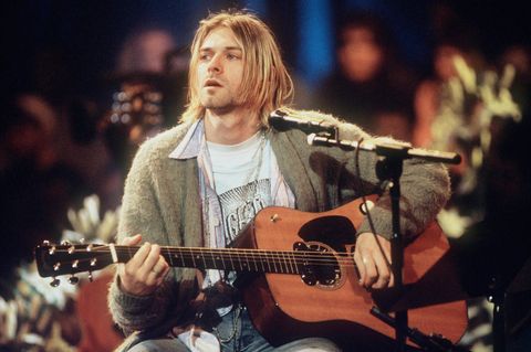 Kurt Cobain singt und spielt auf einer akustischen Gitarre bei MTV Unplugged