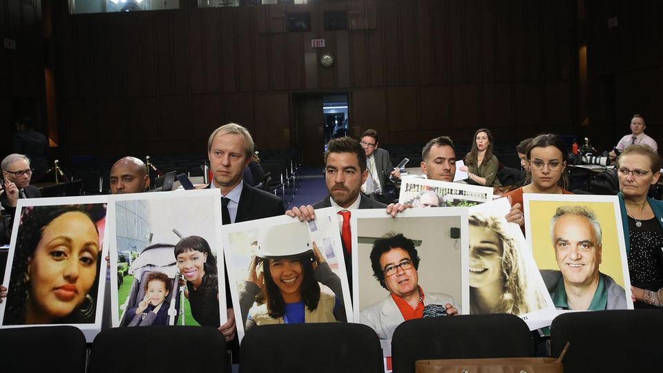 Unglücksjet 737 Max: Auf den Tag genau ein Jahr nach dem ersten Absturz einer Boeing 737 Max 8: Angehörige von Absturzopfern beim Hearing in Washington D.C. Auf den Tag genau ein Jahr nach dem ersten Absturz einer Boeing 737 Max 8: Angehörige von Absturzopfern beim Hearing in Washington D.C.