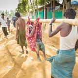 Wer nicht laufen kann, wird mit dem Krankentransport zur medizinischen Einheit im Lager gebracht.