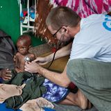 Somalia: Der Krankenpfleger Philippe Valentin untersucht Muqtaav