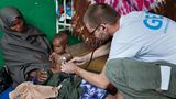Somalia: Der Krankenpfleger Philippe Valentin untersucht Muqtaav