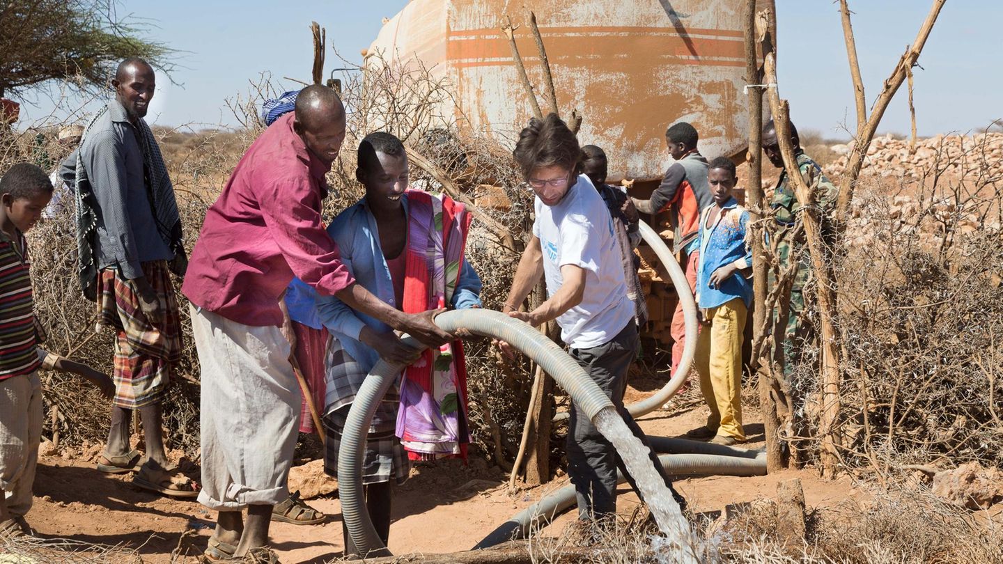 Krankenpfleger Dirk Schumann hilft bei der Wasserverteilung in den Dörfern und Lagern in Somalia
