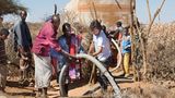 Krankenpfleger Dirk Schumann hilft bei der Wasserverteilung in den Dörfern und Lagern in Somalia