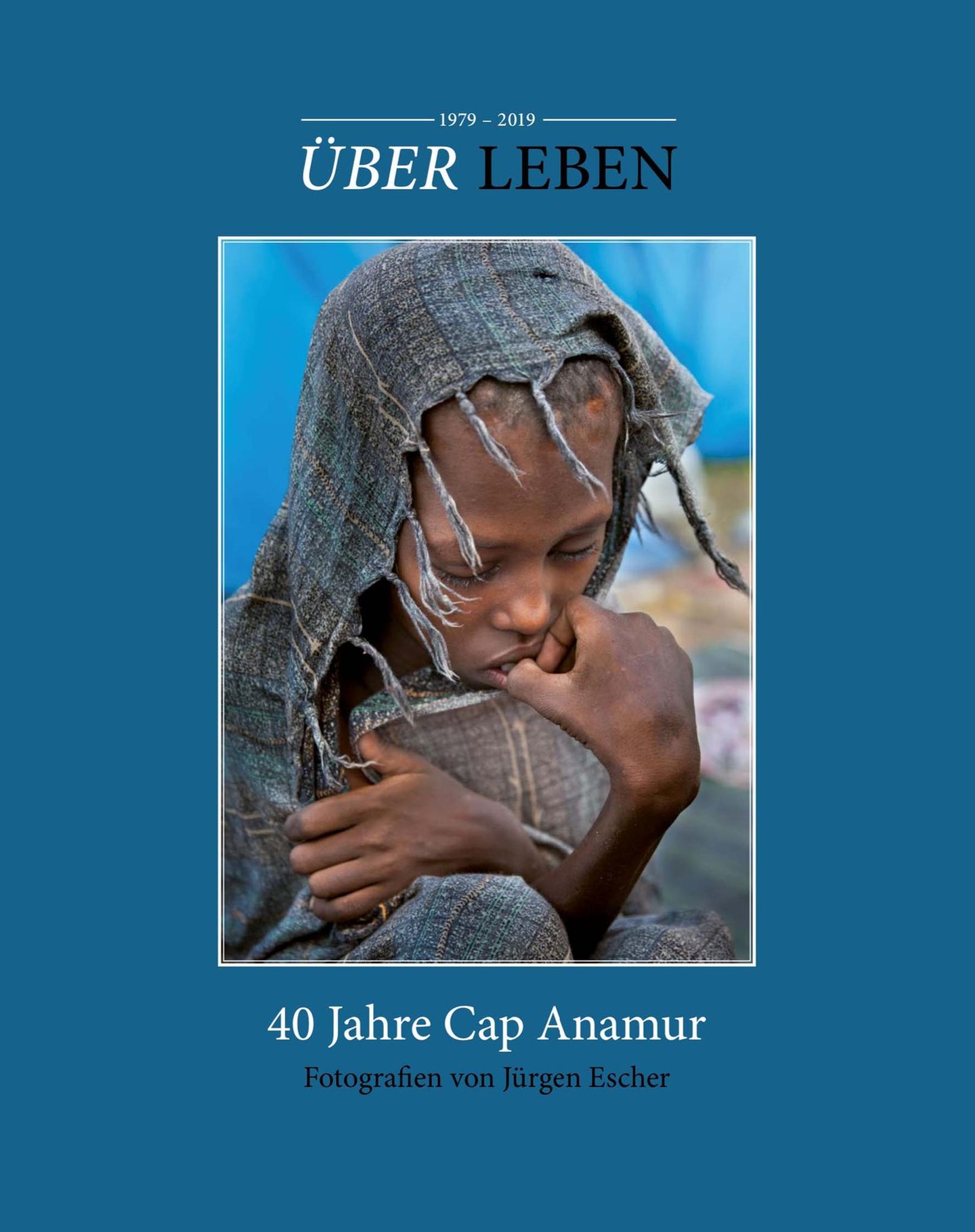 "Über Leben – 40 Jahre Cap Anamur" erscheint bei Edition Bildperlen und kostet 29,90 Euro