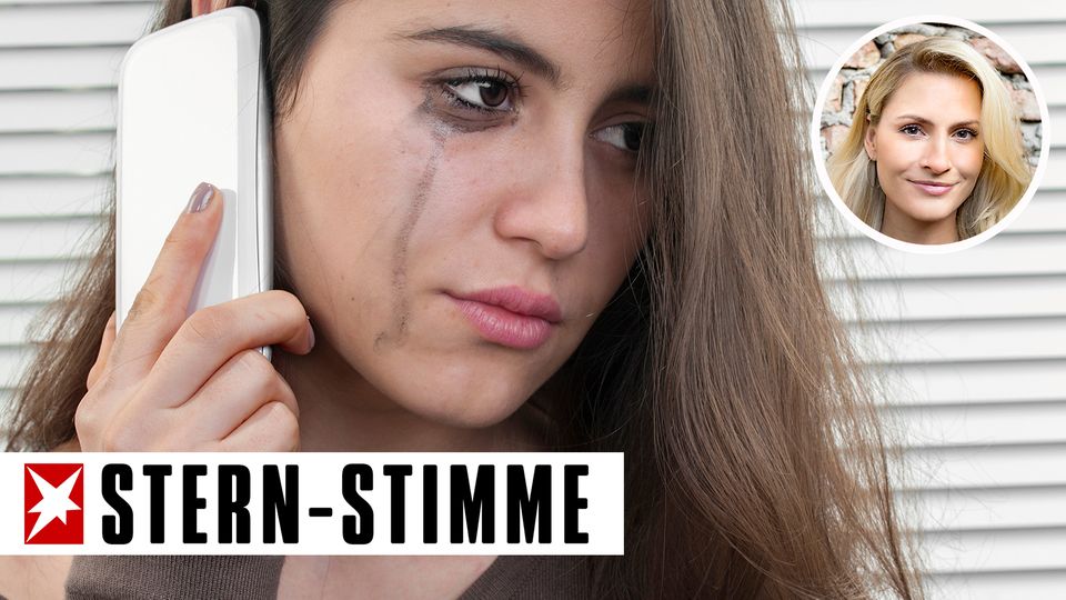 Teenagerin weint am Telefon
