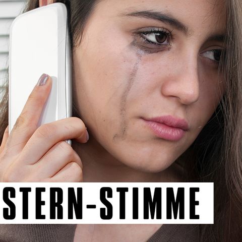 Teenagerin weint am Telefon