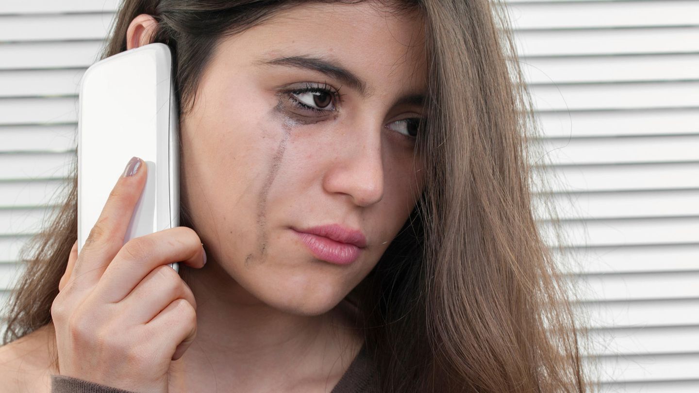 Teenagerin weint am Telefon