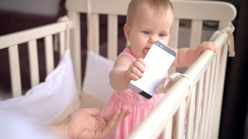 Schädliche Smartphones: Kinderärzte-Präsident warnt: "Kein Handy vor elf Jahren!"