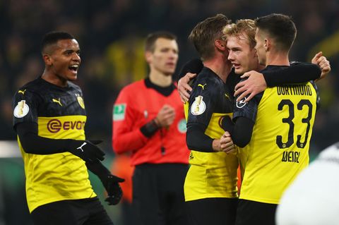 Julian Brandt wird von Mario Götze und Julian Weigl geherzt. Zu Recht: Er drehte die Partie Partei gegen Gladbach durch zwei Tore fast im Alleingang