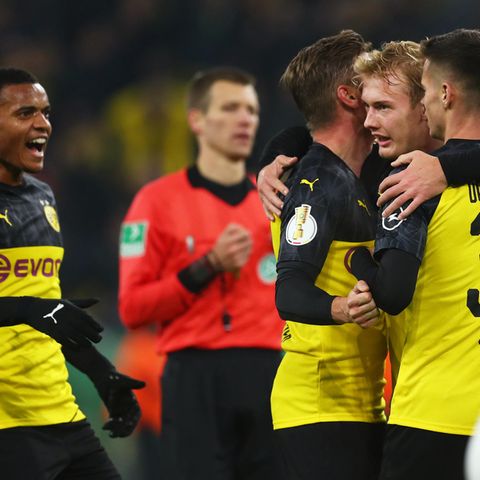 Julian Brandt wird von Mario Götze und Julian Weigl geherzt. Zu Recht: Er drehte die Partie Partei gegen Gladbach durch zwei Tore fast im Alleingang