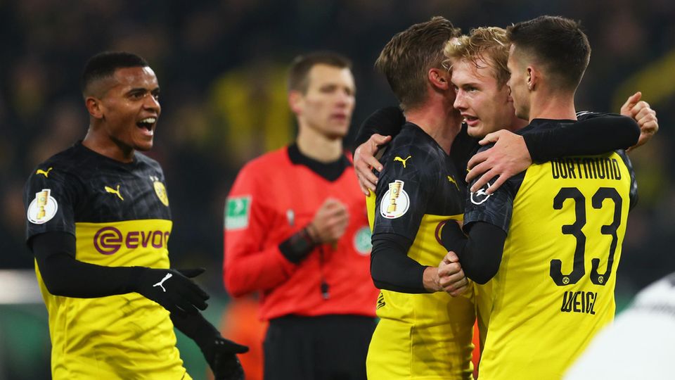 Julian Brandt wird von Mario Götze und Julian Weigl geherzt. Zu Recht: Er drehte die Partie Partei gegen Gladbach durch zwei Tore fast im Alleingang