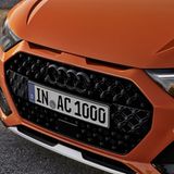 Der schwarze Grill passt gut zum Fahrzeug