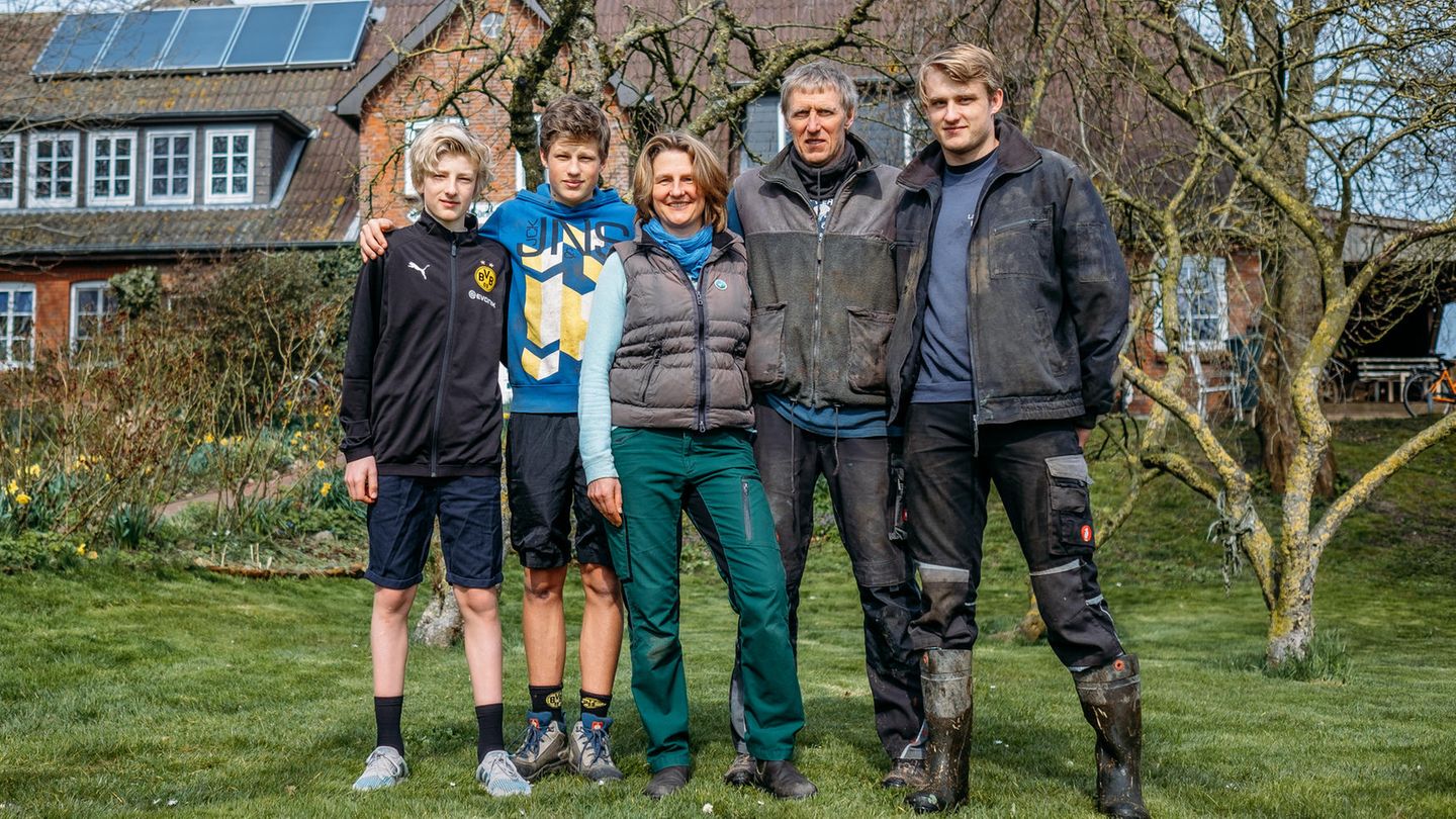 Die Familie Backsen vor ihrem Hof Edenswarf auf der Insel Pellworm