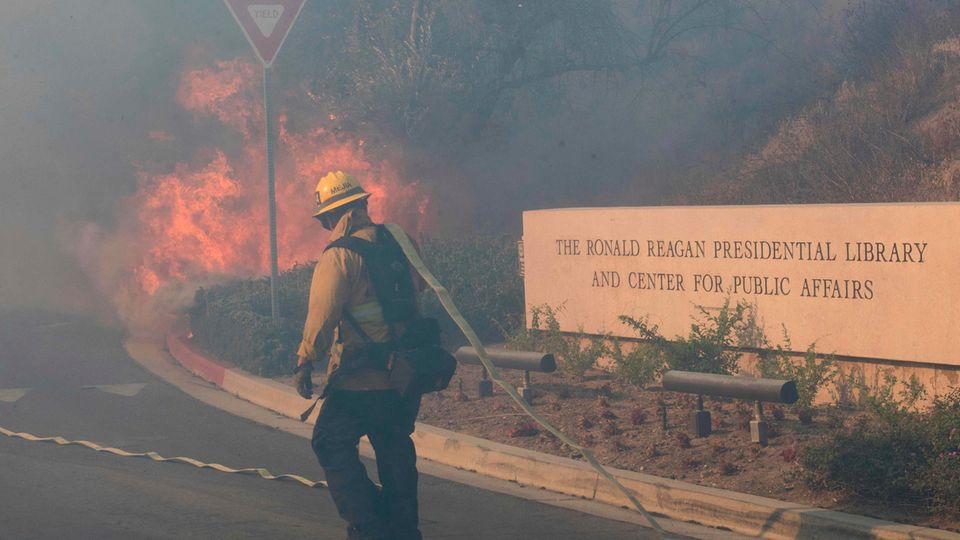 Flammen auf dem Gelände der Ronald-Reagan-Bibliothek in Simi Valley in Kalifornien Flammen auf dem Gelände der Ronald-Reagan-Bibliothek in Simi Valley in Kalifornien