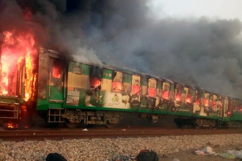 Handyaufnahmen zeigten, wie mehrere Waggons lichterloh in Flammen standen