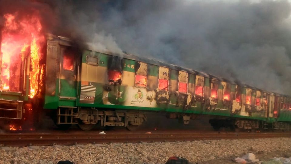 Handyaufnahmen zeigten, wie mehrere Waggons lichterloh in Flammen standen Handyaufnahmen zeigten, wie mehrere Waggons lichterloh in Flammen standen