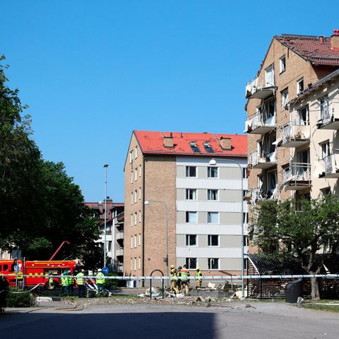 Feuerwehreinsatz nach einer Explosion vor einem Wohnhaus in Linkoping