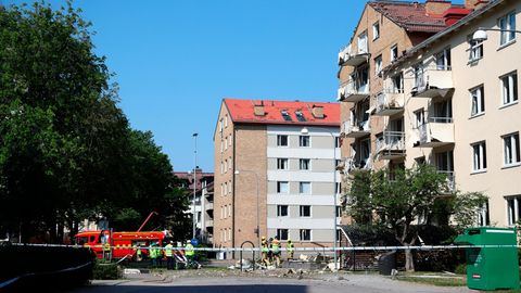 Feuerwehreinsatz nach einer Explosion vor einem Wohnhaus in Linkoping