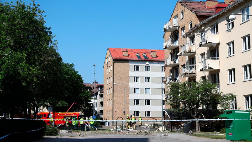 Feuerwehreinsatz nach einer Explosion vor einem Wohnhaus in Linkoping