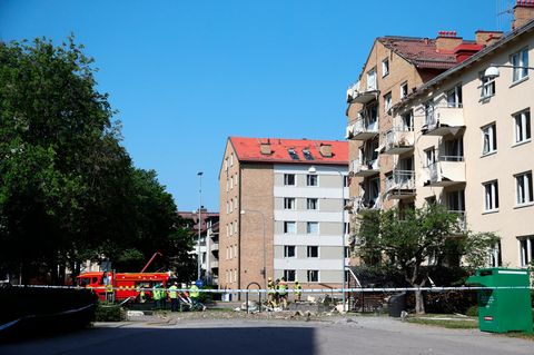 Feuerwehreinsatz nach einer Explosion vor einem Wohnhaus in Linkoping