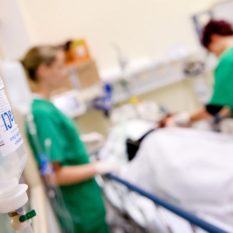 Ein Patient wird in einem Krankenhaus behandelt